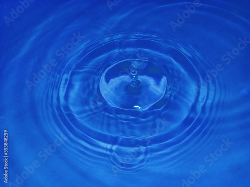 Kropla wody podczas upadku do basenu z wodą © Tomasz Aurora