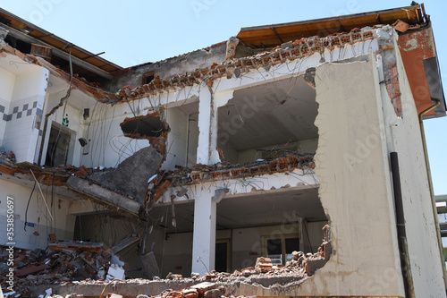 demolizione casa palizzai palazzo appartamento 
