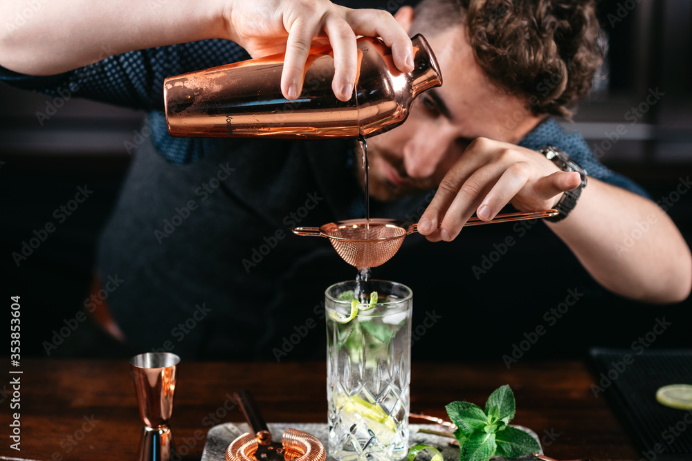 Expert bartender and barman pouring and preparing mojito cocktails - obrazy, fototapety, plakaty 