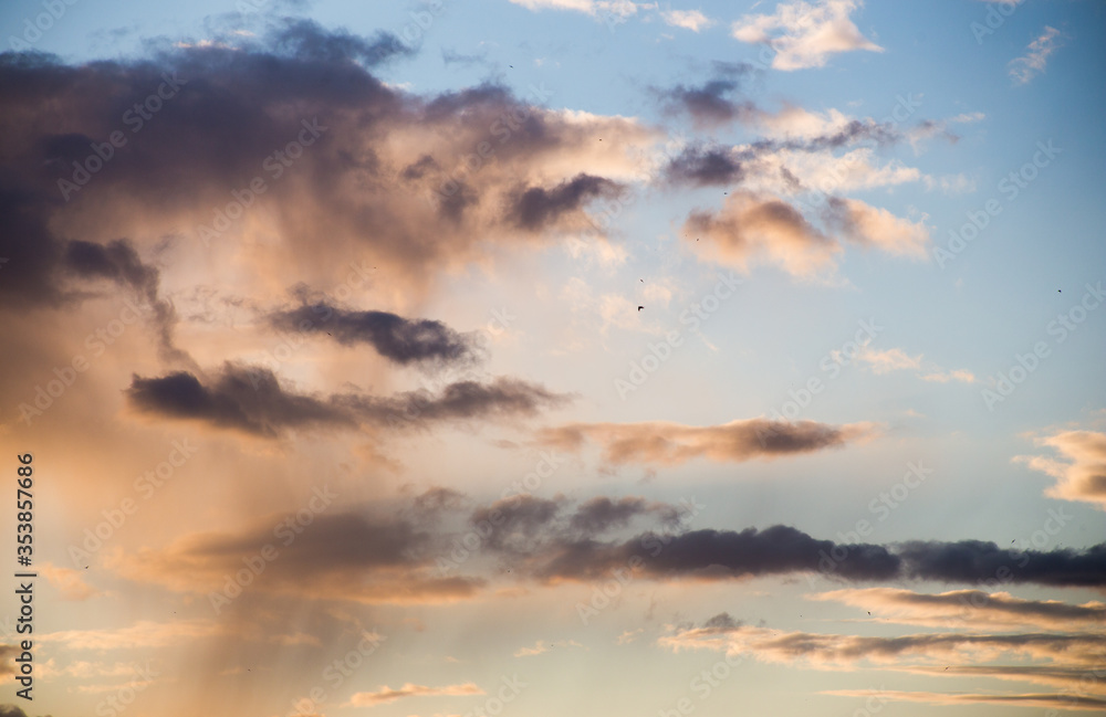 Obraz premium Beautiful magnificent clouds at sunset in the sky