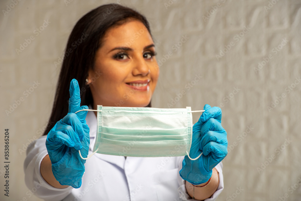 DOCTORA EVITANDO CORONAVIRUS EN ACCION FOTOS ESTUDIO FONDO NEUTRO PARA RECORTE DOCTORA EVITANDO CORONAVIRUS EN ACCION FOTOS ESTUDIO FONDO NEUTRO PARA RECORTE
