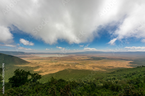 展望台から眺める、タンザニア・ンゴロンゴロの壮大なクレーターと青空・雲