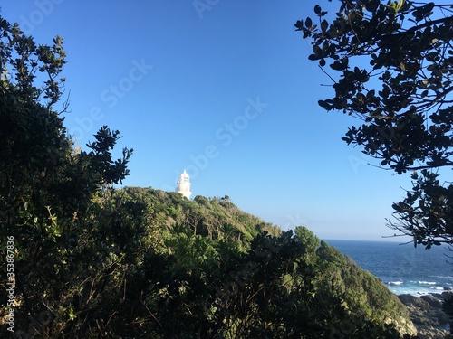 岬に白く輝く灯台