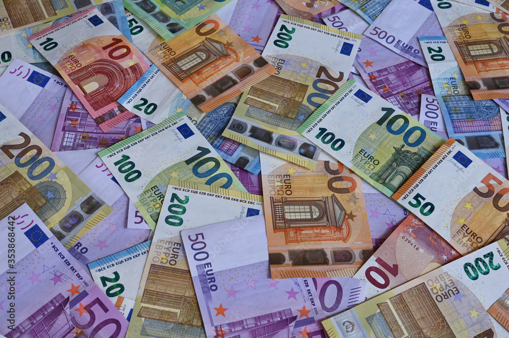 Viele gemischte Euro-Geldscheine (500€, 200€, 100€, 50€, 20€)