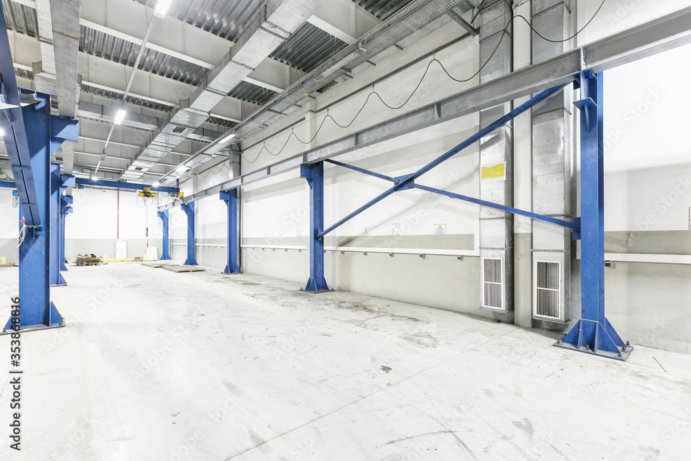 Obraz premium Wnętrze pustego magazynu lub garażu