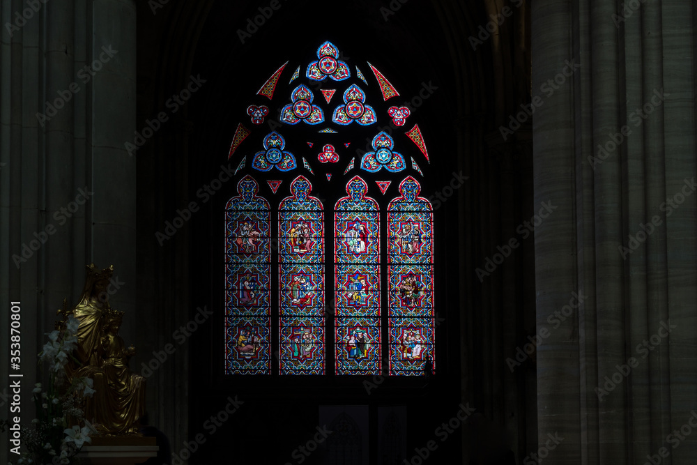Kirchenfenster in der Kathedrale von Bayeux