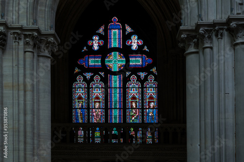 Kirchenfenster in der Kathedrale von Bayeux