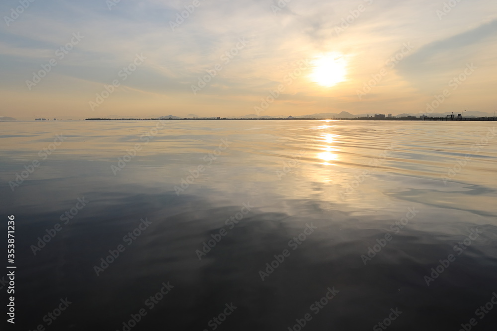 朝日と水に反射したくっきりとした写真