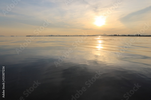 朝日と水に反射したくっきりとした写真