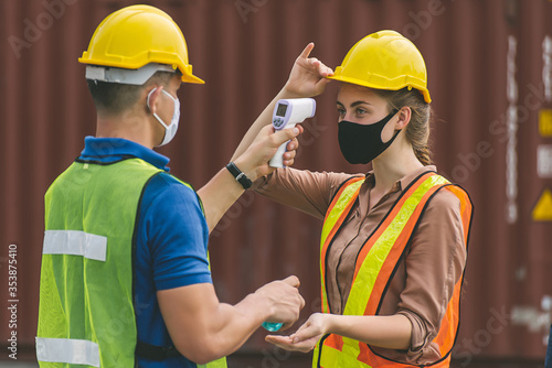 Screen and scan themal of an female engineer at construction site