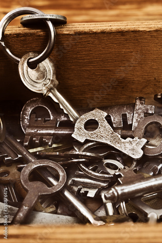 Various vintage metal keys