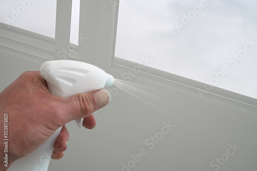 Billede på lærred Window cleaning with spray bottle and window cleaning agent