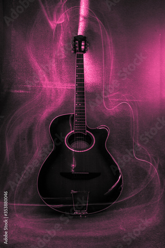 Violão na vertical com efeito luzes roxas em  contraste.