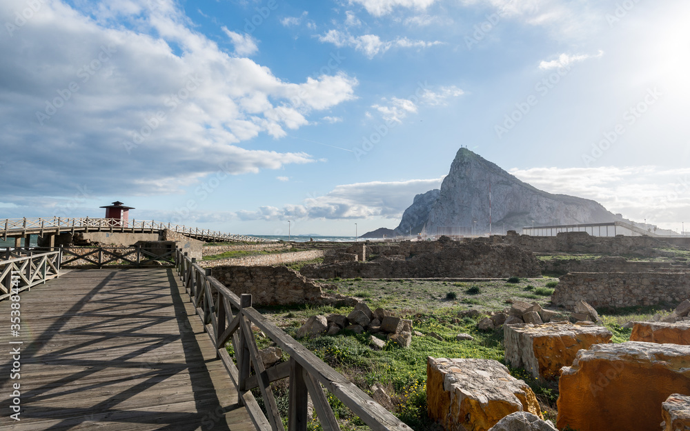 Paisaje de la playa de La línea de la Concepción con el Peñon de Gibraltar al fondo