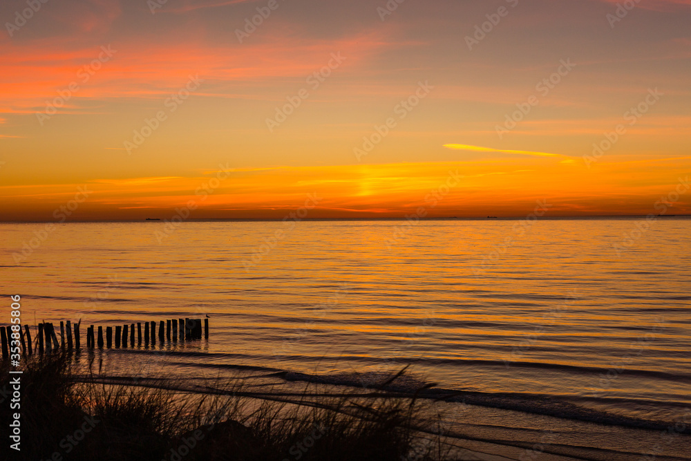 Fototapeta premium Coucher de soleil sur la page de Wissant, Côte d'Opale, France / Sunset on the beach of Wissant, Opal Coast, France