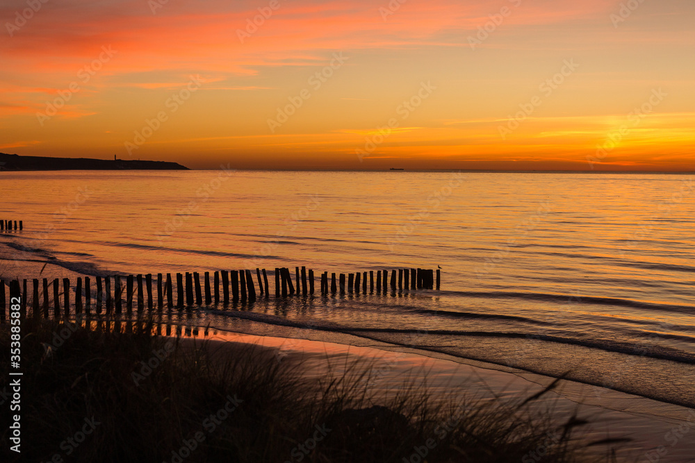Coucher de soleil sur la page de Wissant, Côte d'Opale, France / Sunset on the beach of Wissant, Opal Coast, France