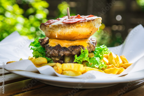 Obraz na plátně burgery z serem cheddar i salami