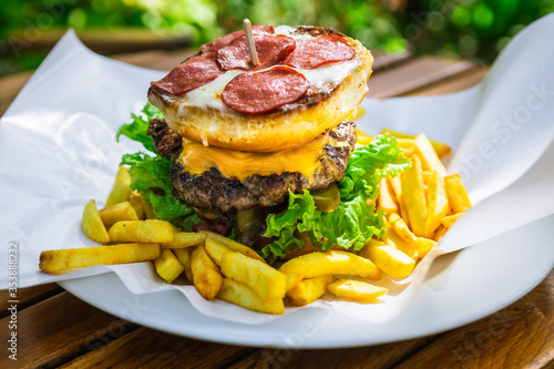 Obraz na plátně burgery z serem cheddar i salami
