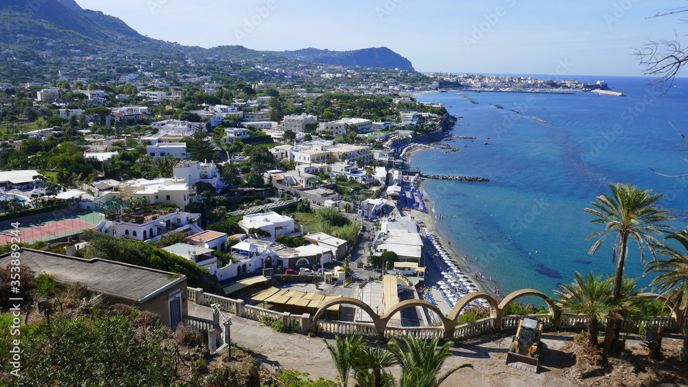 Blick auf Forio auf Ischia im Golf von Neapel