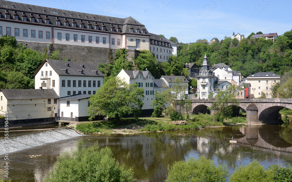 Lahn und Schloss in Weilburg