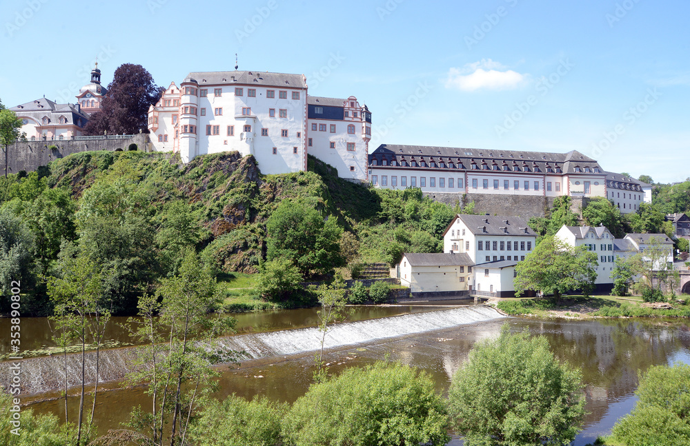 Lahn und Schloss in Weilburg