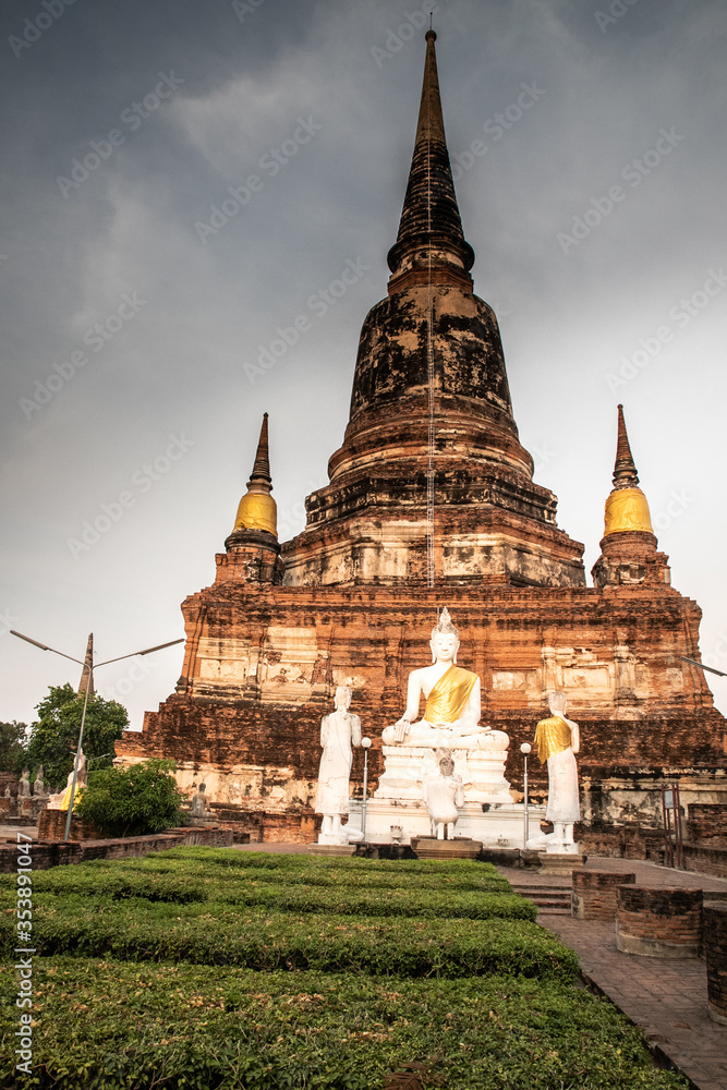 Obraz premium Wat Yai Chai Mongkhon, a Buddhist temple of archaeological park, Ayutthaya, Thailand