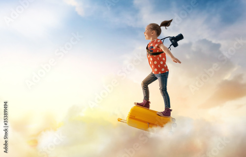 Bilde på lerret Child flying on a suitcase