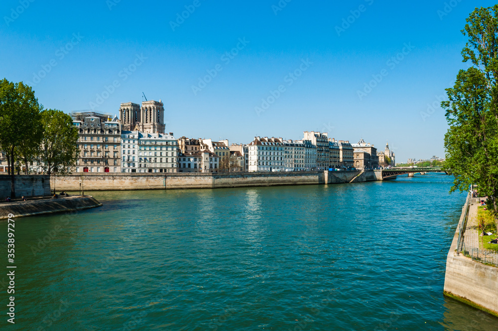 Sunny afternoon on Seine