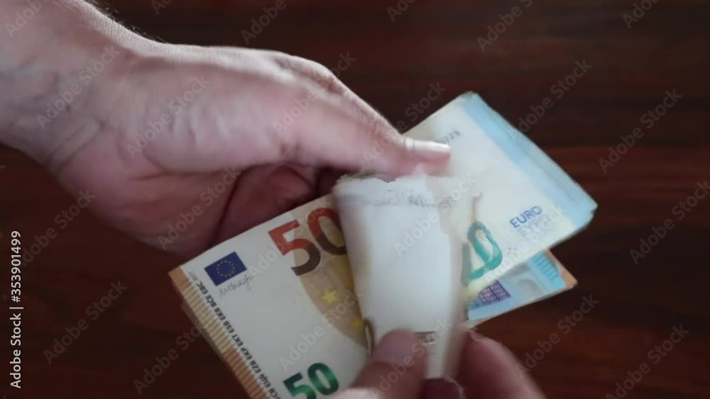 Contare banconote di euro con le mani Contare banconote di euro con le mani