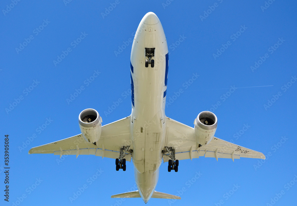 Samolot Boeing 787 Dreamliner lądujący na lotnisku w Warszawie w piękny słoneczny dzień - obrazy, fototapety, plakaty 