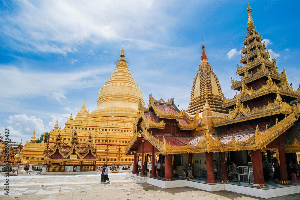 Fototapeta premium Shwezigon Pagoda is a Buddhist temple located in Nyaung-U town, Bagan, Myanmar. Construction of Pagoda began during the reign of King Anawrahta. Myanmar, 11 August 2018