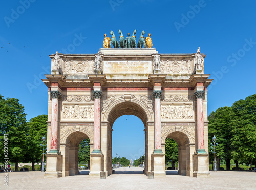 Stampa su tela Deserted Carrousel Arch of Triumph with Luxor obelisk and arc de triomphe in the