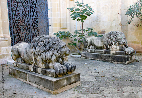 Fotografía VALLETTA, MALTA- NOVEMBER 16TH 2019: Two lions lay down guarding the gates to th