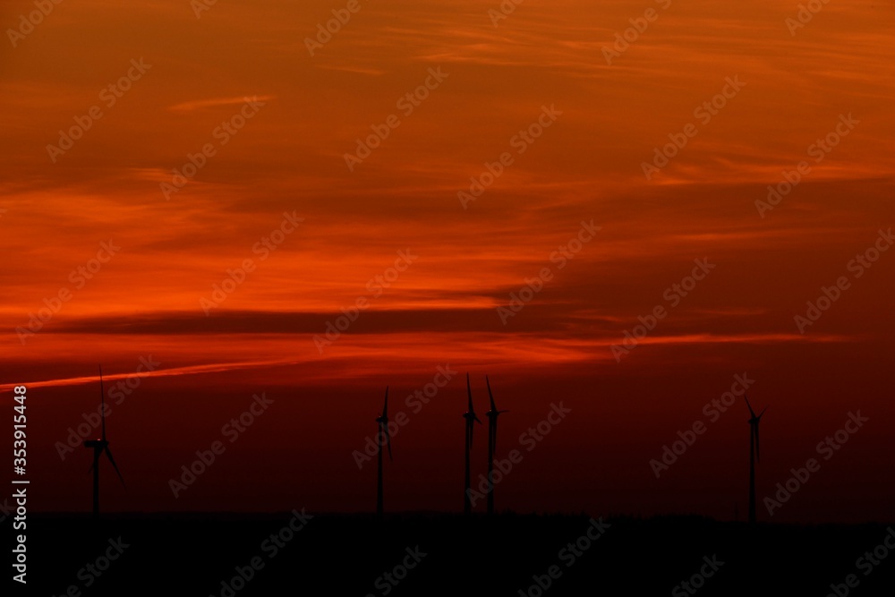 Dunkles Abendrot, Sonnenenergie und Windkraft Dunkles Abendrot, Sonnenenergie und Windkraft