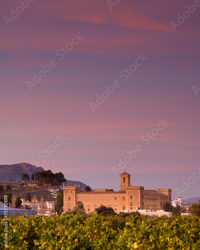 Preciosa y colorida vista al atardecer del Monasterio del Puig de Santa María. Valencia. Comunidad Valenciana. España