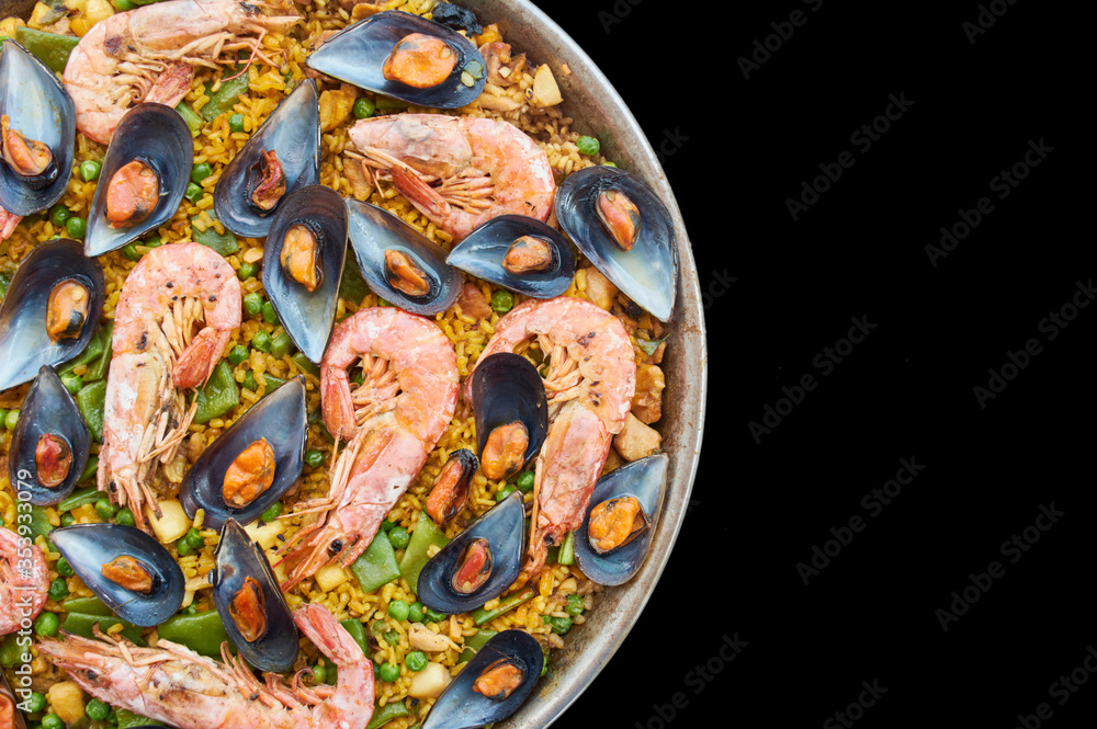 Fototapeta premium transparency cut, black background, paella typical Spanish food