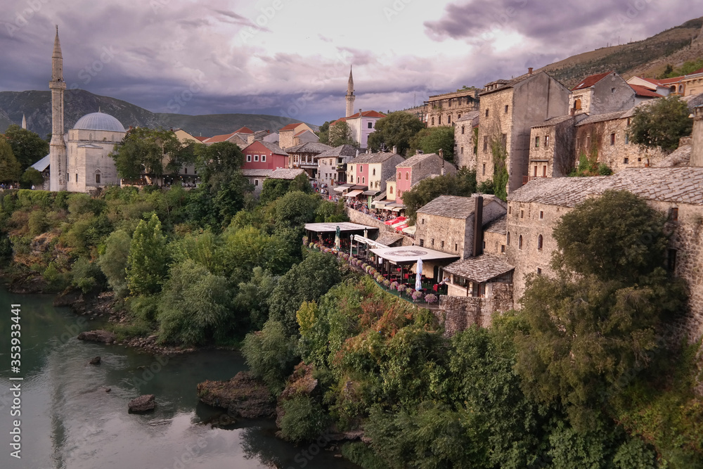 Panorama miasteczka Mostar w Bośni i Hercegowinie nad rzeką Neretwą wraz z meczetami, wzgórzami i kamiennymi domami
