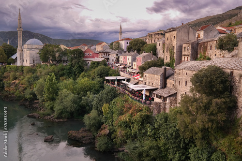 Obraz na płótnie Panorama miasteczka Mostar w Bośni i Hercegowinie nad rzeką Neretwą wraz z meczetami, wzgórzami i kamiennymi domami w salonie
