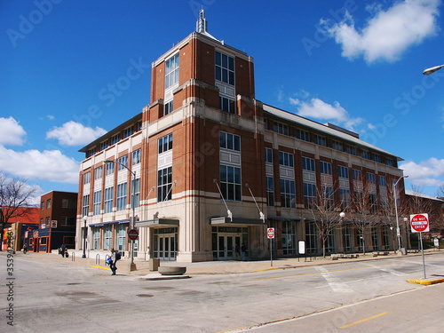Fototapet University of Illinois at Urbana Champaign campus building in winter