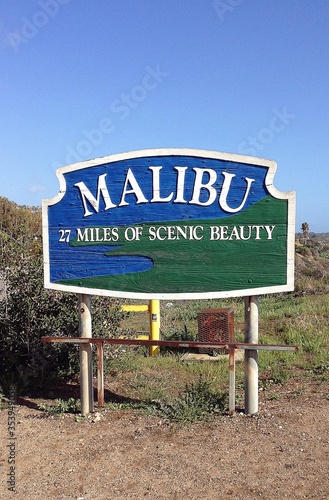 Tableau sur toile View of a Malibu town sign. 27 miles of scenic beauty