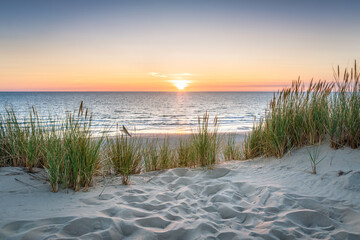 Keuken achterwand Strand zonsondergang Zonsondergang boven duinen aan het strand  © eyetronic