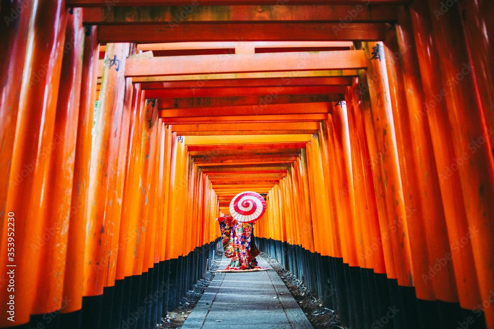 Fototapeta premium 和傘と着物女性