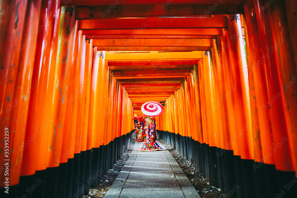 Fototapeta premium 和傘と着物女性