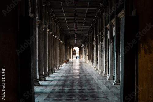 Fototapeta Naklejka Na Ścianę i Meble -  beautiful archway in Venice Italy
