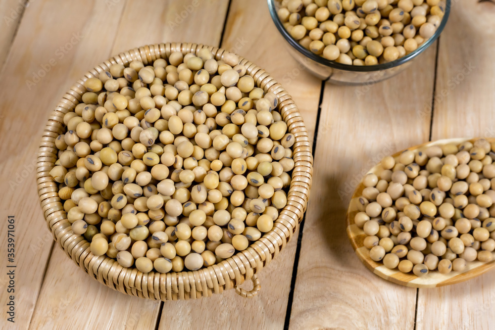 Obraz premium Soybeans in a wooden bowl on the table