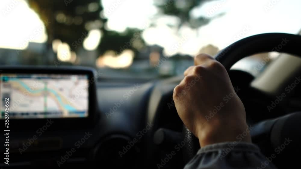 運転をする女性 運転をする女性