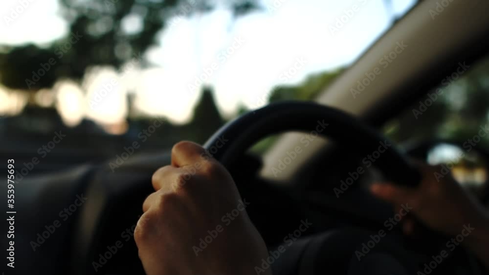 運転をする女性 運転をする女性