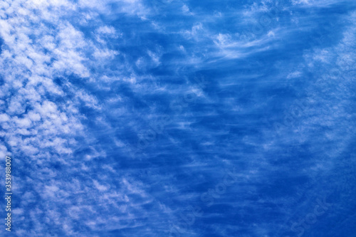 空に浮かぶうろこ雲 背景素材