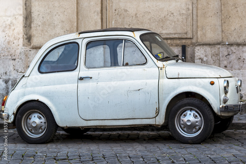 Ancienne voiture italienne garée dans une rue de Rome © PPJ