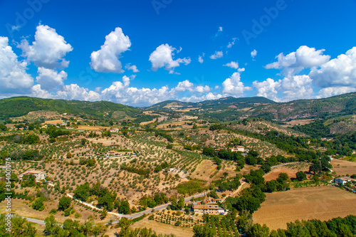 Panorama intorno all'antico borgo di Assisi, Umbria, Italia, visto dalla Rocca MAggiore dell'Ambornoz,